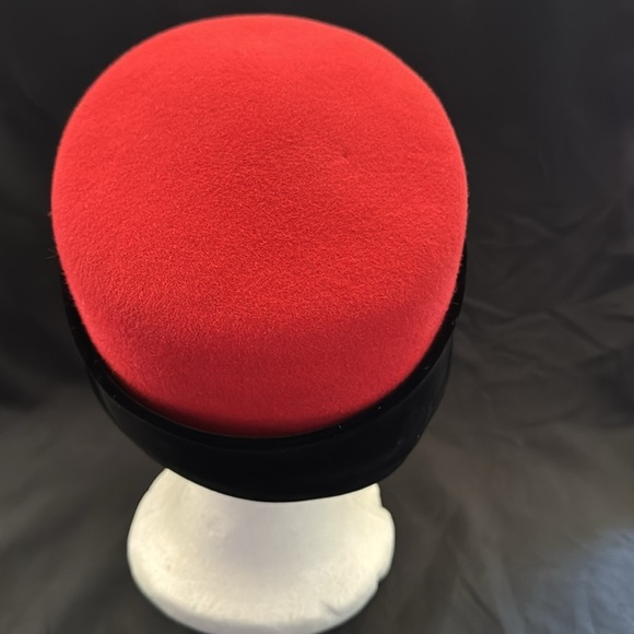 Fred Hayman Beverly Hills VTG Red Wool
Women’s Hat w/Black Velvet MINT - Picture 3 of 4